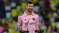 Lionel Messi menjuarai Piala Liga 2023 bersama Inter Miami seteleh mengalahkan Nashville FC, 10-9 lewat babak adu penalti di Taman Geodis, Nashville, pada Minggu (20/8/2023) pagi WIB. (Kevin C. Cox/Getty Images via AFP)