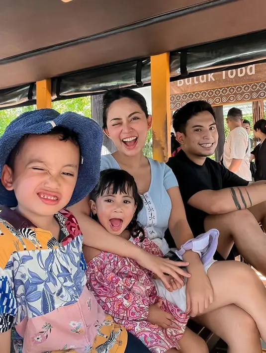 Potret gemas nan kompak lainnya dari keluarga Rachel Vennya dan Okin. Di sebuah kereta terbuka, Rachel mengenakan atasan lengan pendek bernuansa baby blue dengan mini skirt putih, sedangkan Okin kembali mengenakan atasan hitam dengan celana pendek hitam. Sedangkan putri bungsunya tampil gemas dengan dress bernuansa merah muda, dan sang putra mengenakan kemeja bermotif floral berwarna cerah dan topi biru. Foto: Instagram.