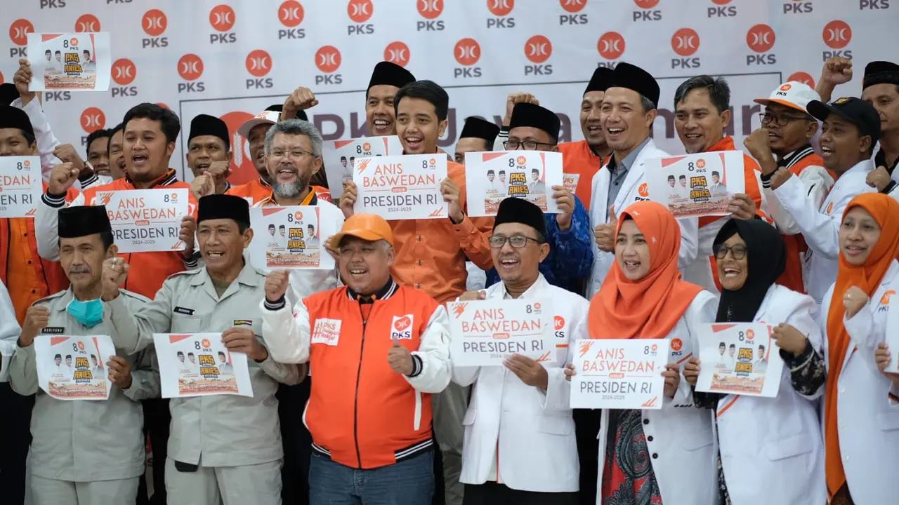 Pengurus DPW PKS Jatim saat menyaksikan secara hybrid deklarasi Anies Baswedan sebagai Capres oleh DPP PKS. (istimewa).