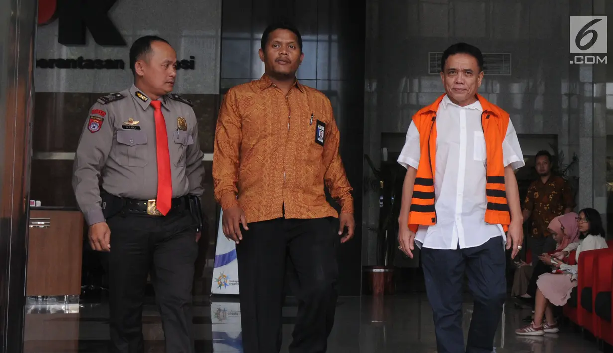 Gubernur Aceh nonaktif Irwandi Yusuf (kanan) usai menjalani pemeriksaan oleh penyidik di Gedung KPK, Jakarta, Jumat (26/10). Irwandi Yusuf diduga melakukan suap gratifikasi mulai tahun 2007 hingga 2018. (Merdeka.com/Dwi Narwoko)
