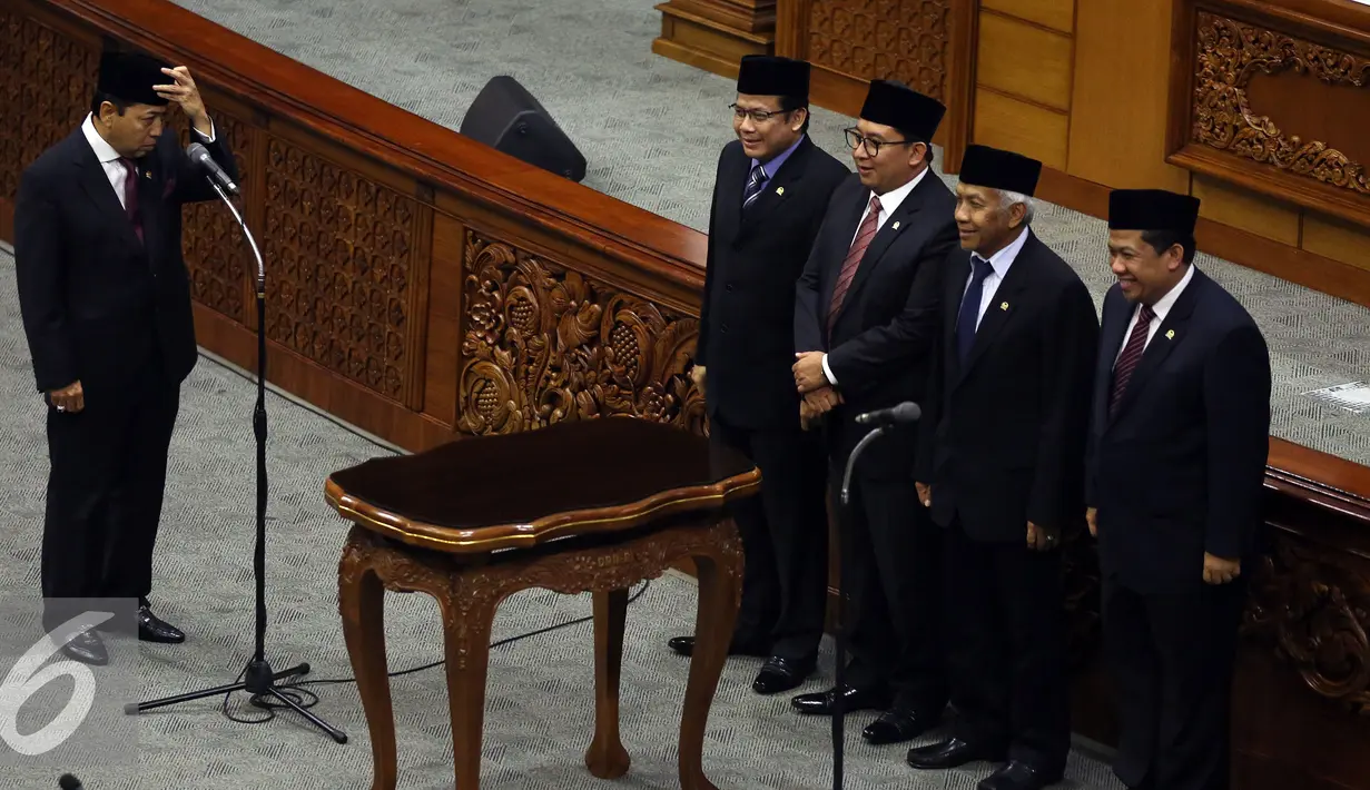 Setya Novanto (kiri) sebelum menjalani pelantikan, di dampingi empat Wakil Ketua DPR, Taufik Kurniawan, Fadli Zon, Agus Hermanto, Fahri Hamza, (dari kiri), saat Sidang Paripurna ke 14 di Gedung DPR, Jakarta, Rabu (30/11). (Liputan6.com/Johan Tallo)