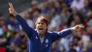 Aksi Antonio Conte dipinggir lapangan layaknya dirigen saat timnya melawan Arsenal pada ajang Community Shield 2017  di Wembley Stadium, London, (6/8/2017). Arsenal menang lewat adu penalti 4-1. (AFP/Kirsty Wigglesworth)