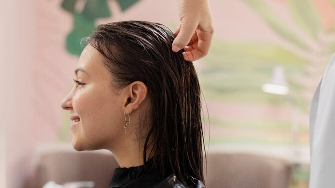 Hmm, tapi sudah tahu apa perbedaan masing-masing perawatan rambut tersebut? Kira-kira mana yang terbaik di antara ketiganya?