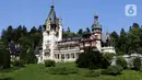 Wisatawan berada di salah satu ruangan Kastil Peles di kawasan Sinaia, Rumania, Minggu (1/10/2023). Kastil Peleș (Bahasa Rumania: Castelul Peleș) adalah sebuah istana Neo-Renaisans di Domain Kerajaan Sinaia di Pegunungan Carpathia, dekat Sinaia, di Kabupaten Prahova, Rumania, pada rute abad pertengahan yang menghubungkan Transilvania dan Wallachia, dibangun antara tahun 1873 dan 1914. (Liputan6.com/Herman Zakharia)