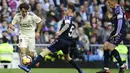 Bek Real Madrid, Alvaro Odriozola, berusaha melewati bek Real Valladolid, Fernando Calero, pada laga La Liga Spanyol di Stadion Santiago Bernabeu, Madrid, Sabtu (3/11). Madrid menang 2-0 atas Valladolid. (AFP/Javier Soriano)