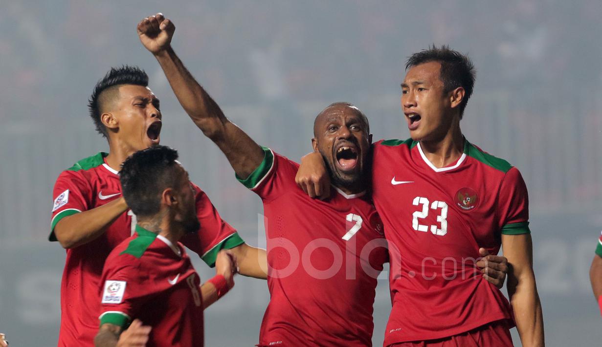 Para pemain Timnas Indonesia merayakan gol Hansamu Yama pada laga Final Piala AFF 2016 di Stadion Pakansari, Bogor, (14/12/2016). (Bola.com/Nicklas Hanoatubun)
