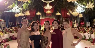 Yuki Kato tampil dengan setelan warna gold, dari atasan halter neck peplum dipadukan rok panjang. Febby Rastanty mengenakan long dress maroon dengan penutup selendang. [@kezialetheia]