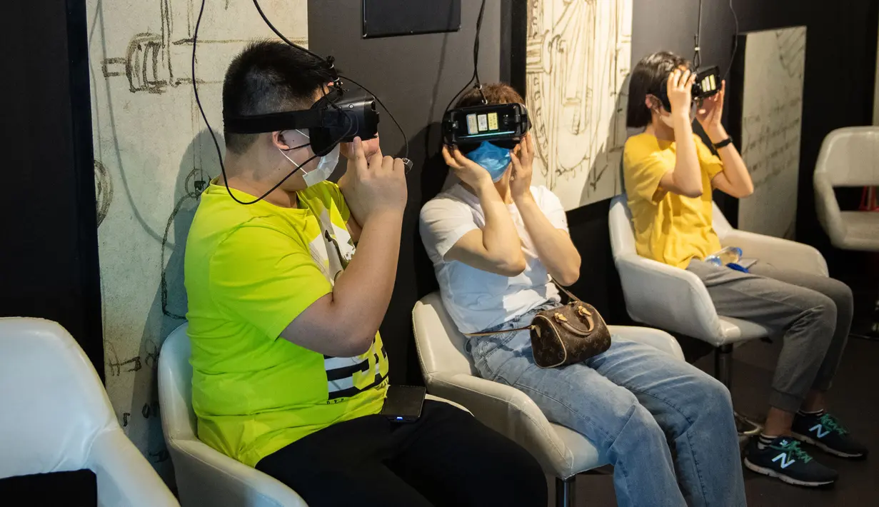 Para pengunjung menjajal kacamata realitas virtual (VR) untuk melihat karya seni dalam sebuah pameran seni bertajuk Tribute to da Vinci yang digelar di gedung Changsha IFS, Changsha, Provinsi Hunan, China, Senin (4/5/2020). (Xinhua/Chen Sihan)