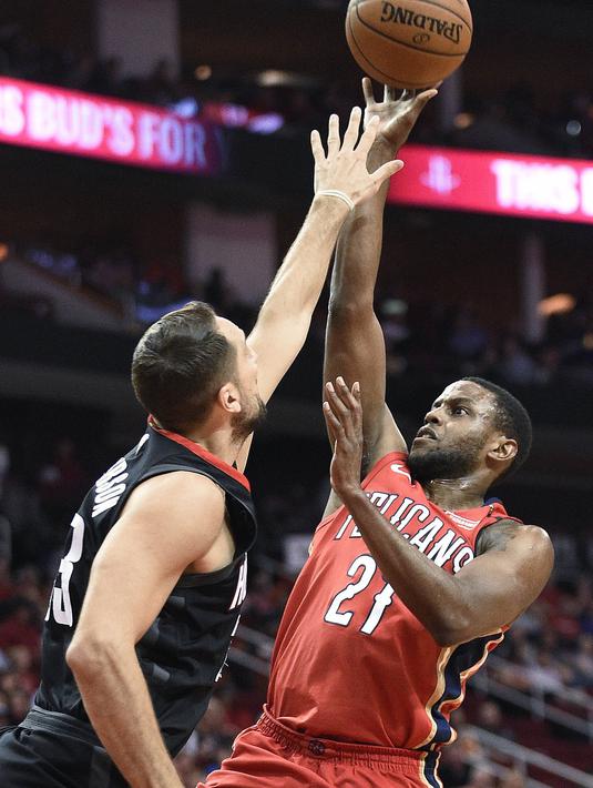 Pebasket Houston Rockets, Ryan Anderson, berusaha menghadang pebasket New Orleans Pelicans, Darius Miller, pada laga NBA di Toyota Center, Minggu (25/3/2018). Rockets menang 114-91 atas Pelicans. (AP/Eric Christian Smith)