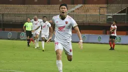 Selebrasi pemain PSM Makassar, Kenzo Nambu setelah mencetak gol ketiga timnya ke gawang Madura United pada laga pekan ke-32 BRI Liga 1 2022/2023 di Stadion Gelora Madura Ratu Pamelingan, Pamekasan, Jawa Timur, Jumat (31/3/2023) malam WIB. (Bola.com/Wahyu Pratama)