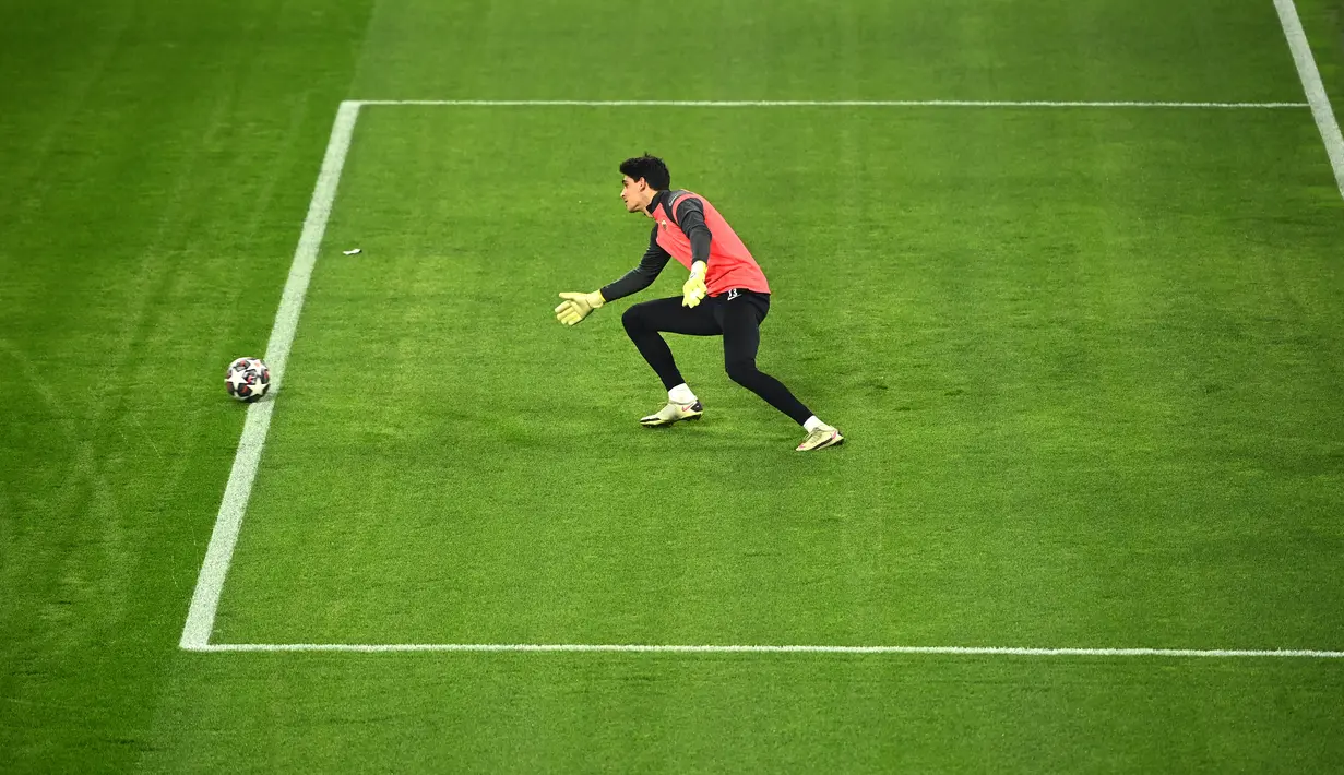 Penjaga gawang Sevilla, Yassine Bounou berusaha menangkap bola saat mengikuti sesi latihan tim di Signal Iduna Park, Dortmund, Jerman (8/3/2021). Sevilla akan bertanding melawan Borrusia Dortmund pada leg kedua babak 16 besar Liga Champions di Signal Iduna Park. (Ina FASSBENDER / AFP)