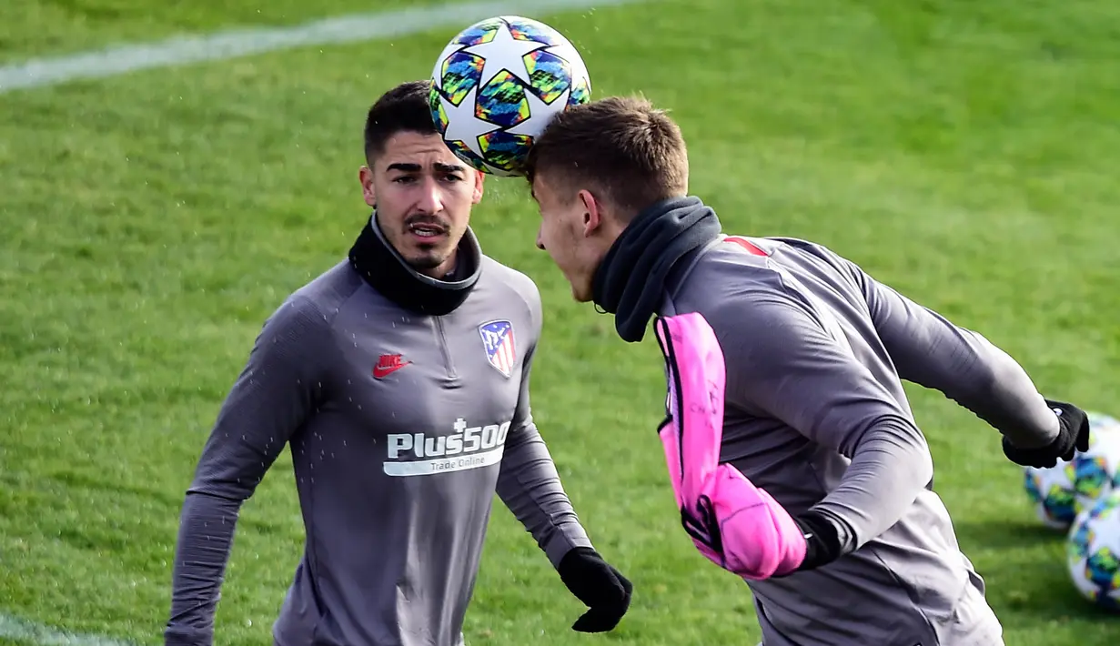 Pemain depan Atletico de Madrid, Ivan Saponjic (kanan) dan pemain tengah Atletico Madrid, Antonio Moya mengikuti sesi pelatihan di Atletico de Madrid Sports City di Majadahonda (25/11/2019). Atletico Madrid akan bertanding melawan wakil Italia, Juventus. (AFP/Oscar Del Pozo)