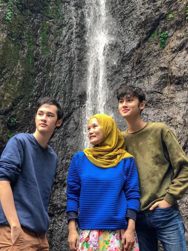 6 Potret Kompak Clay Gribble dan Cole, Bak Anak Kembar