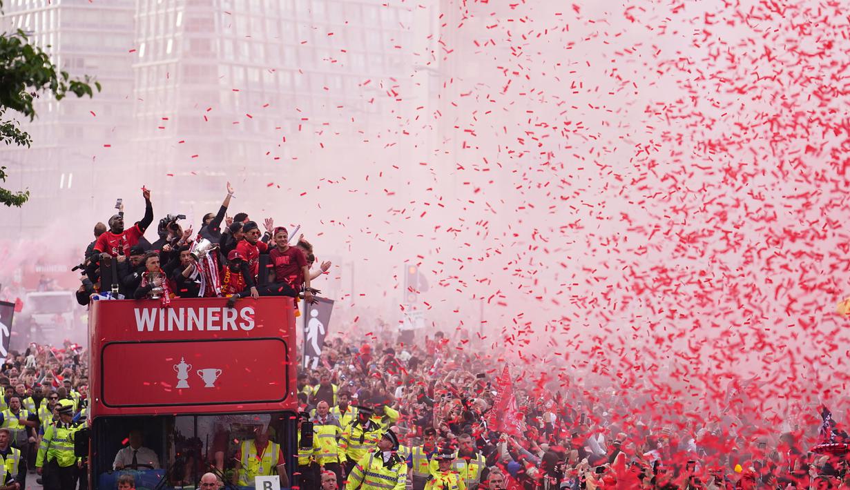 Ribuan fans Liverpool memadati jalan-jalan kota untuk menyambut tim kebanggaan mereka yang melakukan parade di atas bus terbuka pada Minggu (29/05/2022) waktu setempat. Musim ini, The Reds berhasil meraih dua trofi yaitu Piala FA dan Piala Liga Inggris. (PA via AP/Martin Rickett)