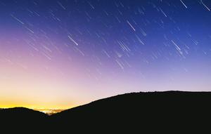 Ilustrasi hujan meteor. (Photo by Austin Schmid on Unsplash)