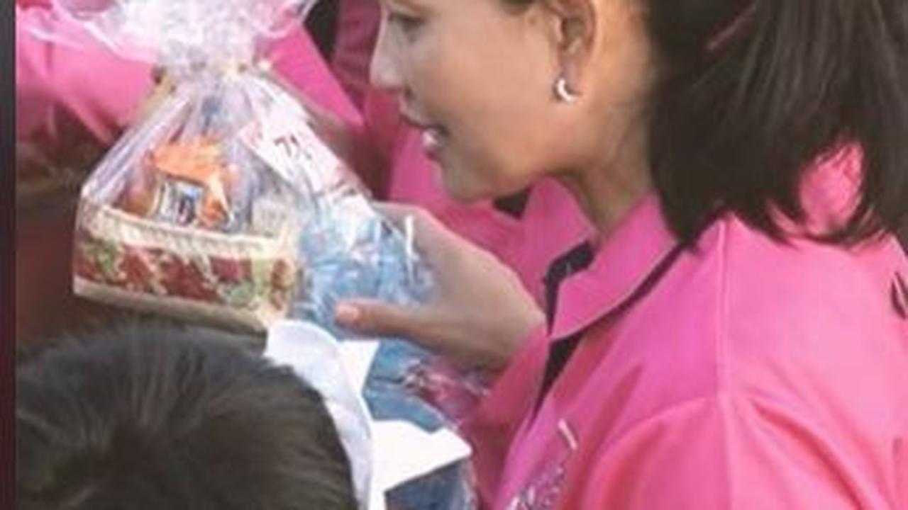 Usai melakukan bersih-bersih, dengan ramahnya dia membagikan bingkisan kepada anak-anak yang hadir dalam kegiatan itu. Sontak aksi Julianti itu banjir pujian dari netizen.