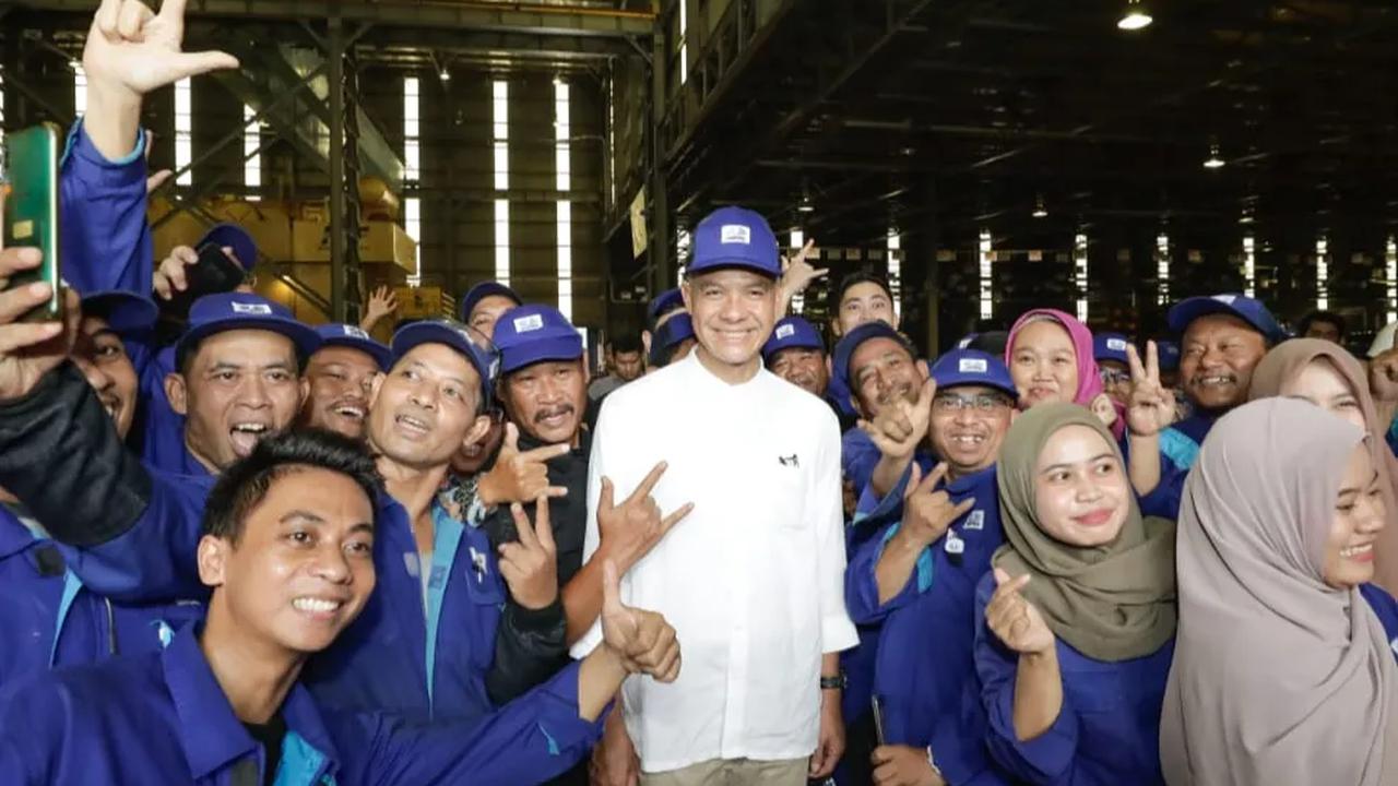 Dalam kesempatan itu, Ganjar juga sempat meninjau produksi pabrik dan menyapa ribuan karyawan di sana. Kedatangan Ganjar disambut baik dan antusias.