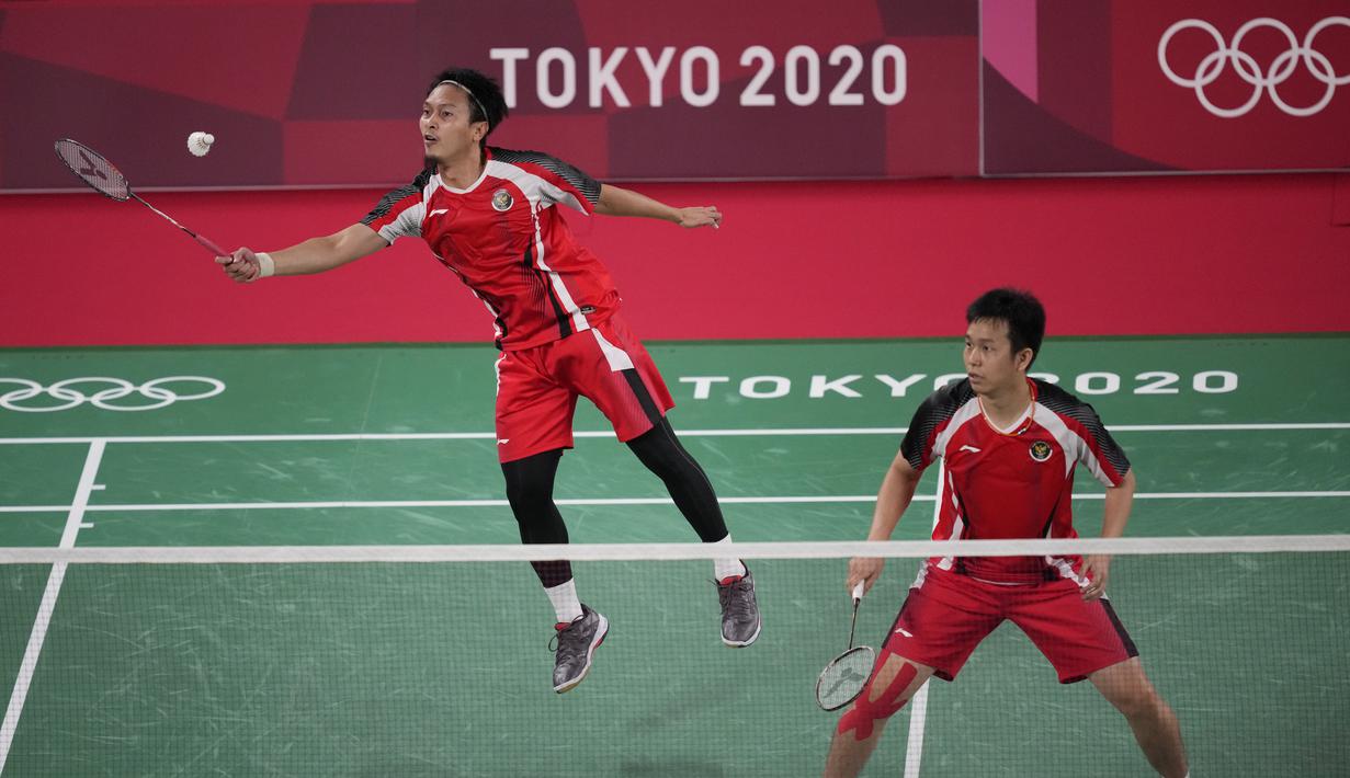 Ganda putra Indonesia Mohammad Ahsan / Hendra Setiawan melawan Takeshi Kamura / Keigo Sonoda dari Jepang pada perempat final bulu tangkis Olimpiade Tokyo 2020 di Musashino Forest Sports Plaza, Kamis (29/7/2021). Ahsan / Hendra merebut tiket empat besar 21-14, 16-21, 21-9. (AP/Dita Alangkara)