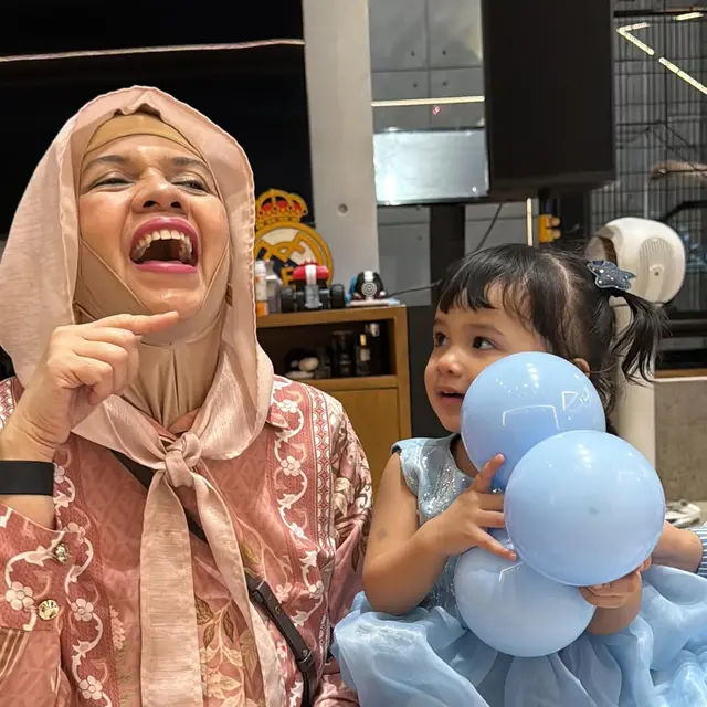 Potret Kedekatan Geni Faruk dengan Cucu-cucunya