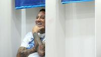 Juan Pablo Pino santai di ruang ganti Stadion 17 Mei, Banjarmasin. (Bola.com/Iwan Setiawan)
