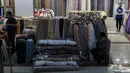 Suasana pusat penjualan pakaian dan tekstil di Pasar Tanah Abang Blok B, Jakarta, Selasa (19/1/2021). Kementerian Perindustrian memproyeksikan kinerja tekstil 2021 akan bergerak positif, meski masih tipis di level 0,93 persen. (Liputan6.com/Johan Tallo)