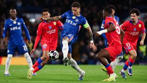 Gelandang Argentina Chelsea #08, Enzo Fernandez (C), berebut bola selama pertandingan leg kedua babak 16 besar Liga Champions UEFA antara Chelsea FC dan Paris Saint-Germain (PSG) di Stamford Bridge, London barat pada 18 Maret 2026. (FRANCK FIFE/AFP)
