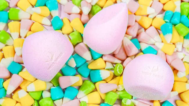 4 Cara Tepat Mengaplikasikan Foundation dengan Menggunakan Beauty Blender, Cegah Cakey