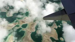Laguna terlihat dari pesawat di pulau Kiritimati, Kepulauan Pasifik (5/4). Sekitar 50 tahanan berada di penjara Kiritimati yang menjadi salah satu tempat tahanan terpencil di dunia. (REUTERS / Lincoln Feast)