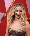 Selain soal kepiawaiannya dalam berakting, Jennifer Lawrence juga selalu memikat karena parasnya yang cantik dan tubuh seksinya. Namun siapa sangka kalau JLaw doyan dan gemar makan pizza. (Foto: AFP)