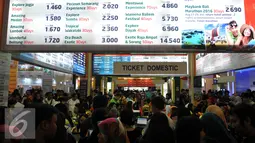 Pengunjung mengantri tiket domestik di Travel Fair 2016, Jakarta (30/4). Travel Fair 2016 diikuti 48 Travel Agent, 12 Hotel & Resort, 4 National Tourism Organization, 23 Theme Park & Travel Equipment dan 24 Industrial Company. (Liputan6.com/Johan Tallo)