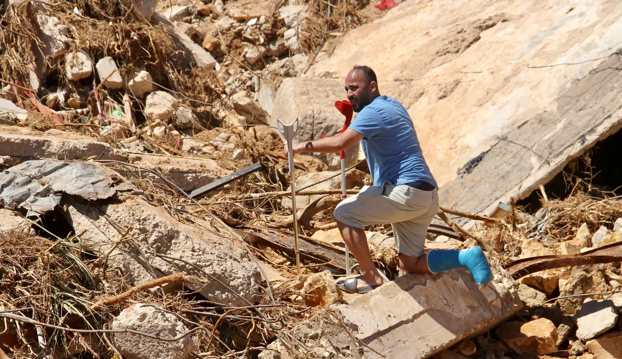 Warga mencari korban selamat di Derna, Libya, Rabu, 13 September 2023. (AP Photo/Yousef Murad)