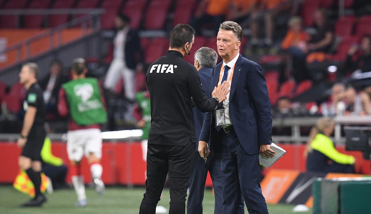 Pada perhelatan Piala Dunia 2022 kali ini, Louis van Gaal menjadi pelatih dengan usia paling tua yang bakal tampil yakni 70 tahun 234 hari. Sebelumnya, Louis van Gaal pernah memimpin pasukan Oranje pada kompetisi Piala Dunia 2018 yang berlangsung di Rusia. (AFP/John Thys)