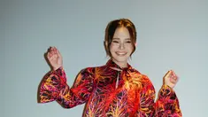 Mini dress yang dikenakan Rossa menjadi pusat perhatian dalam unggahan tersebut. Busana bermotif cerah dengan dominasi warna merah dan oranye itu memberi kesan energik dan ceria. Potongannya yang simpel namun elegan membuat penampilan Rossa terlihat muda dan fresh. (Liputan6.com/IG/itsrossa910)
