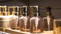 Untuk menjaga parfum tetap awet dan wanginya tahan seharian, kamu harus memastikan menaruhnya di dalam rak rendah agar tidak gampang pecah dan berubah kualitasnya. (Foto dok: Freepik/pvproductions).