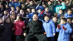  Pemimpin Korut, Kim Jong Un foto bersama dengan anak-anak yatim saat mengunjungi Sekolah Dasar Anak Yatim di Pyongyang, Korea Utara (2/2). (AFP Photo / KCNA VIA KNS / STR)
