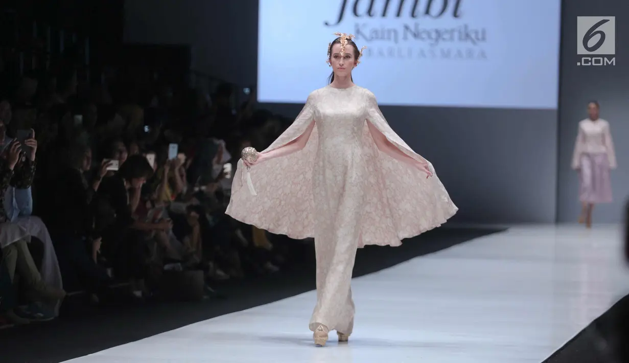 Model berjalan di atas catwalk mengenakan busana rancangan Barli Asmara di ajang Jakarta Fashion Week 2018 di Senayan City, Jakarta, Senin (23/10). Desainer Barli Asmara merancang 48 busana dengan tema Jambi Kain Negeriku. (Liputan6.com/Faizal Fanani)