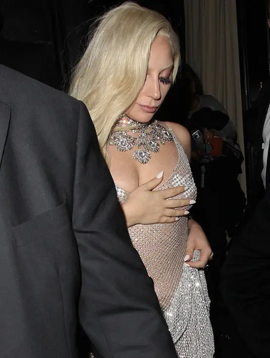 Usai menikmati makan malam romantis bersama sang tunangan, Taylor Kinney di sebuah restoran yang terletak di kawasan Hollywood, Los Angeles, Lady Gaga tampak menghindari kamera media dan tergesa-gesa saat masuk ke mobilnya. (dailymail.co.uk)