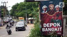 Balio bertuliskan 'Depok Bangkit' terpasang di Jalan Raya Sawangan, Depok, Jawa Barat, Sabtu (28/11/2020). Demi mengatasi kemacetan yang semakin parah, Dinas Perhubungan (Dishub) Kota Depok memastikan pada 2023 akan dilaksanakan pelebaran Jalan Raya Sawangan. (Liputan6.com/Immanuel Antonius)