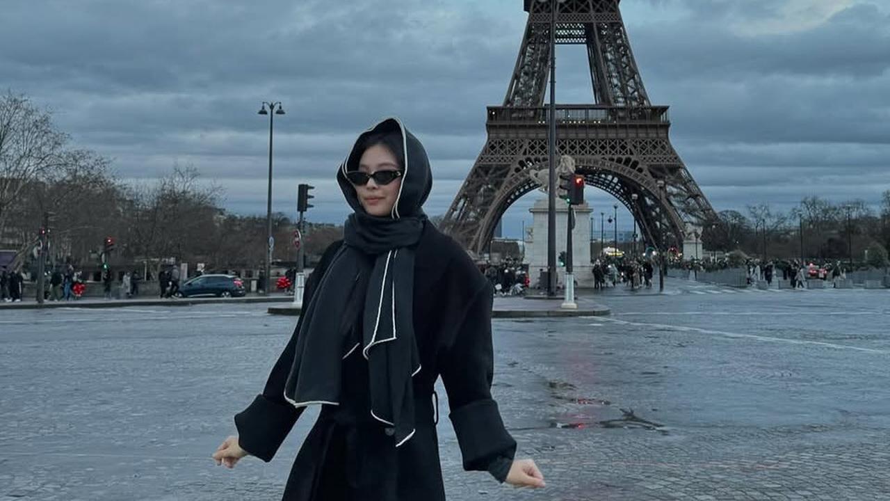 Tampil Bak Pakai Hijab, Jennie Blackpink yang Pakai Syal di Paris Dipanggil Ukhti