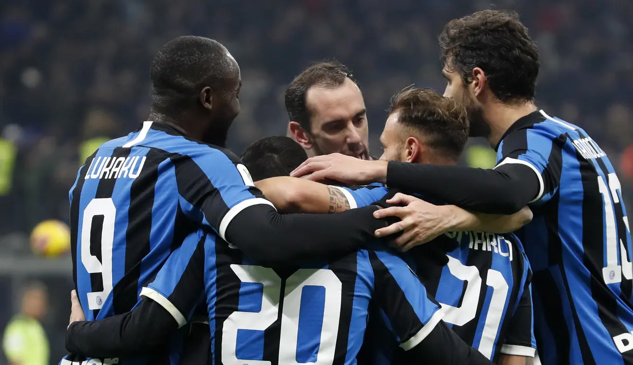 Pemain Inter Milan Borja Valero (kedua kiri) merayakan dengan rekan satu timnya setelah mencetak gol ke gawang Cagliari pada pertandingan Coppa Italia di Stadion San Siro, Milan, Italia, Selasa (14/1/2020). Inter Milan menang 4-1 dengan dua gol disumbang Romelu Lukaku.(AP Photo/Antonio Calanni)