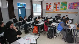 Sebelumnya, pihak berwenang Israel telah memerintahkan enam sekolah yang dioperasikan UNRWA untuk ditutup paling lambat 8 Mei 2025. (AHMAD GHARABLI/AFP)