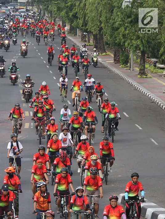 Ratusan pesepeda mengikuti kegiatan bertajuk Gowes Bersama Indonesia Damai #iRide4Peace di kawasan Jakarta, Minggu (4/11). Acara bersepeda bersama ini dibalut deklarasi untuk mendukung Pemilu damai. (Liputan6.com/Immanuel Antonius)