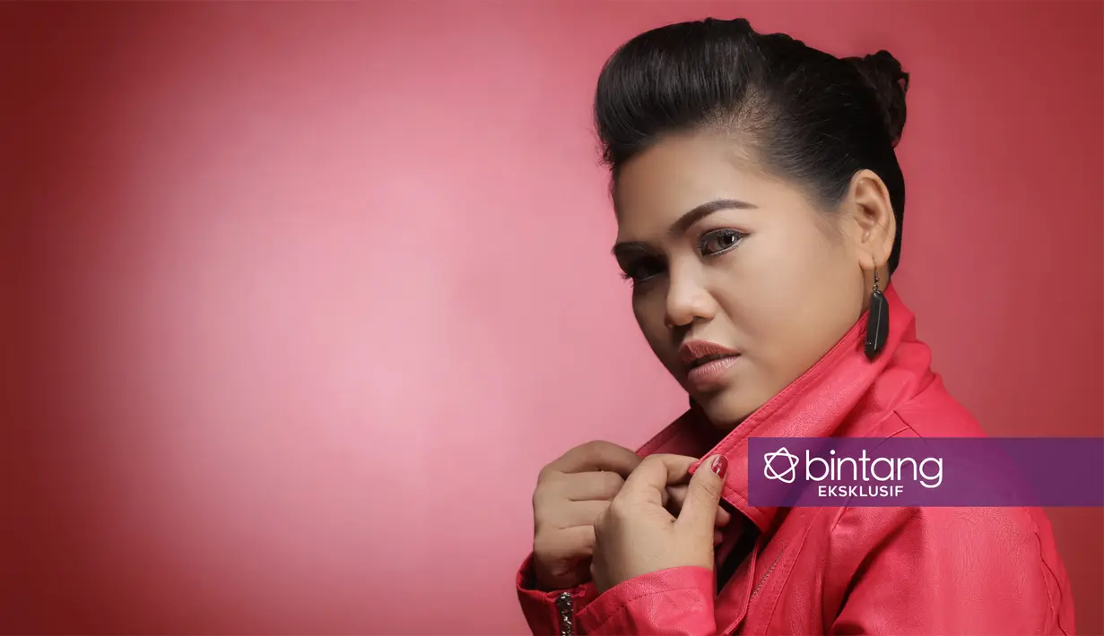 Demi serius menekuni karier, ia rela nyanyi tidak dibayar. Sejak SMA, pertama nyanyi tidak menghasilkan, membuat orangtua Weni melarang meneruskan kariernya. Lantaran kariernya mulai menggangu pendidikannya. (Deki Prayoga/Bintang.com)