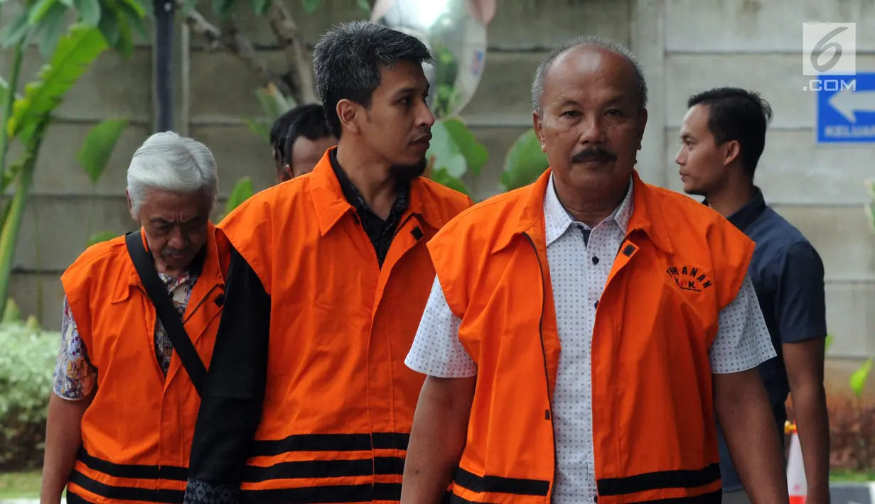 Tersangka Anggota DPRD Kota Malang tiba di Gedung KPK, Jakarta, Senin (29/10). Sebanyak 14 tersangka Anggota DPRD Kota Malang akan menjalani pemeriksaan bersama oleh penyidik KPK. (Merdeka.com/Dwi Narwoko)