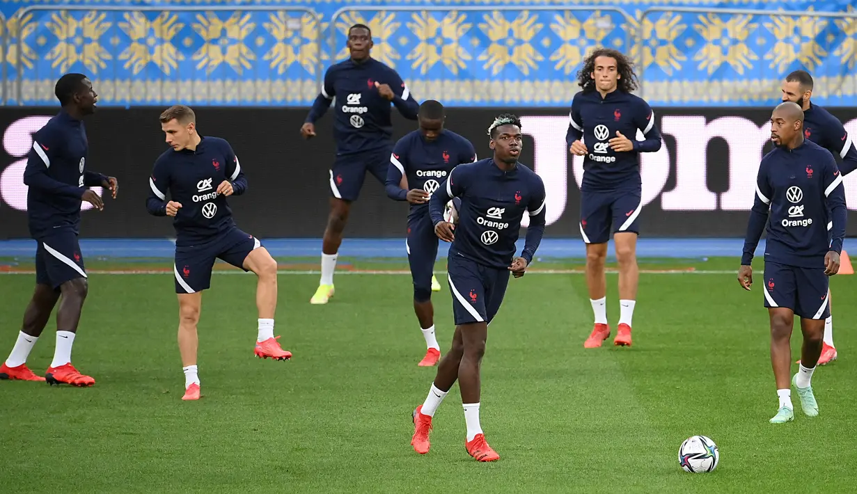 Para pemain Timnas Prancis menghadiri sesi latihan di stadion Olimpiade di Kiev, Jumat (3/9/2021). Timnas Prancis akan menghadapi Ukraina di Grup D Kualifikasi Piala Dunia 2022 zona Eropa pada Minggu dinihari, 5 September 2021. (FRANCK FIFE/AFP)