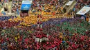 Sebuah tradisi menarik ada di Spanyol yaitu Kompetisi Taragon Castells, Spanyol, Sabtu (1/10). Kompetisi Taragon Castells adalah kompetisi membuat menara manusia. (AFP PHOTO / Lluis Gene)