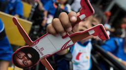 Seorang anak penyandang disabilitas menunjukan miniatur  pebasket NBA dari klub Houston Rockets, James Harden. (Bola.com/Vitalis Yogi Trisna)