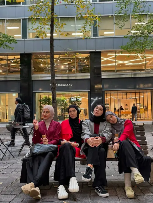 Setiap anggota geng RANAYU menampilkan gaya berbeda dengan sentuhan modern, namun tetap menjaga keseimbangan warna yang serasi, menciptakan kesan seragam yang penuh gaya. [@dianayulestari].