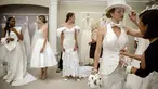 Sejumlah model bersiap jelang kontes gaun pengantin yang terbuat dari tisu toilet di Butik Kleinfled's Bridal, New York, 17 Juni 2015. Peserta hanya diperbolehkan membuat gaun ini dari bahan tisu toilet, lem, jarum dan benang. (REUTERS/Brendan McDermid)
