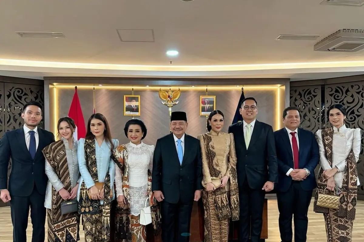 Otto Hasibuan tampil gagah dalam pelantikannya, ditemani keluarga besar (Instagram/@nataliahasibuan)